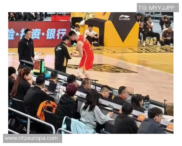 胡金秋遭鲁吐布拉恶犯受伤退场全场表现出色拿下16分希望无大碍